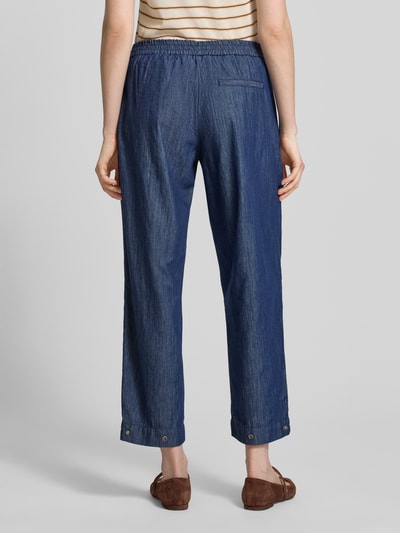 Frauenmodel trägt Hose mit elastischem Bund Modell 'Myha costal' von OPUS in Dunkelblau, reine Baumwolle, verkürzte Passform, Ganzkörperansicht Rückansicht.