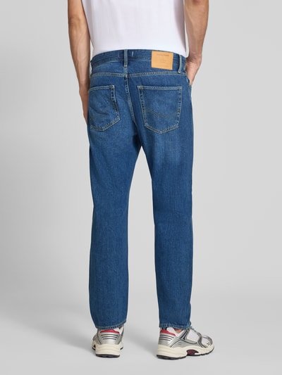 Męski model nosi Straight Fit Jeans aus Baumwoll-Mix Modell 'CHRIS' von JACK & JONES, mieszanka bawełny, 5 kieszeni, Szerokość w rozmiarze 32/32: 41 cm, Długość wewnętrzna nogawki: 72 cm, widok całej sylwetki z tyłu.