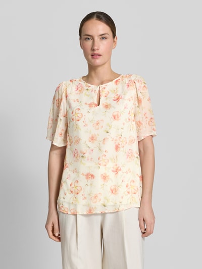 Vrouwenmodel draagt dames blusenshirt met druppelvormige hals, regular fit, all-over look, model 'EMMA' van Vila, vooraanzicht, bovenlichaam
