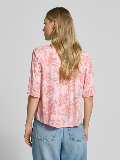 Frauenmodel trägt Regular Fit Hemdbluse aus reiner Viskose von JAKE*S STUDIO WOMAN mit floraler Allover-Print, Halbarm, Hemdblusenkragen, Ganzkörperansicht Rückansicht.