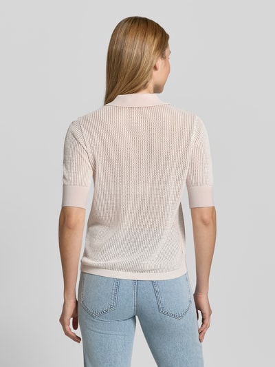 Frauenmodel trägt Lochstrick-Poloshirt - curated by Mary Braun von Style Icon Collection in Semitransparenz, Strick-Optik, Slim-Fit, Polokragen, Kurzärmelig, Rückenlänge 57 cm in Größe S, Ärmellänge 27 cm, zartes Beige, Hellblau, Ganzkörperansicht Rückansicht.
