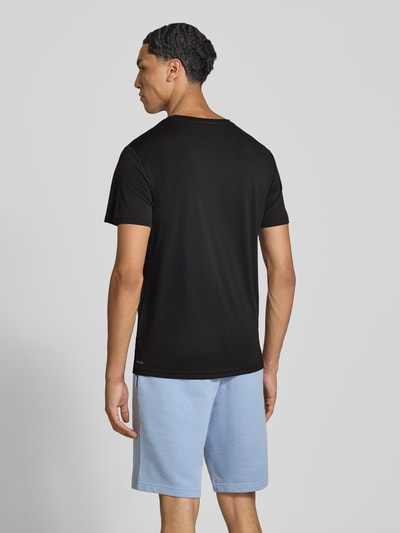 Männermodel trägt schwarzes Regular Fit Sport-T-Shirt mit Logo-Print Modell 'TAD Essential' von PUMA, Herren Sport-T-Shirt, Ganzkörperansicht Rückansicht.