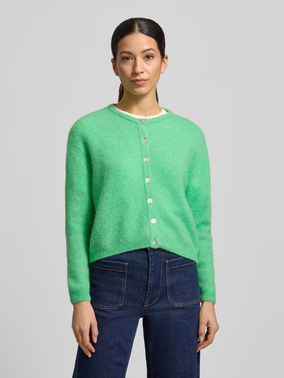 Vrouwenmodel draagt Strickjacke mit Knopfleiste Modell 'VITOW' van American Vintage in groen, alpaca-wolmix, rechte snit, ribbels, ronde hals, knopen, vooraanzicht bovenlichaam.