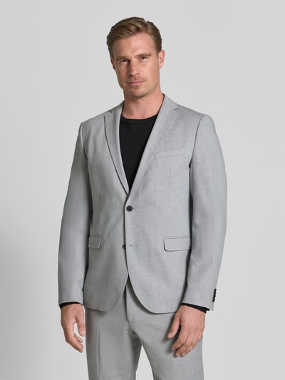Männermodel trägt hellgraues Slim Fit Sakko mit Viskose-Anteil von s.Oliver BLACK LABEL, glatte Textur, Ganzkörperansicht von vorne
