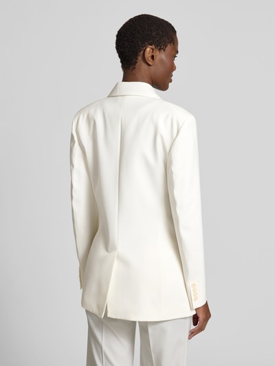 Frauenmodel trägt Blazer aus Woll-Mix mit Brusttasche von Victoria Beckham in Offwhite, glatte Textur, Ganzkörperansicht Rückansicht. Taillierte Passform, 2-Knopfleiste, aufgesetzte Taschen, Maße: Rückenlänge 73 cm, Brustweite 46 cm, Ärmellänge 63 cm.