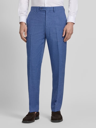 Männermodel trägt Slim Fit Anzughose mit Bügelfalten van Christian Berg Men, blauwe kleur, materiaalmix met viscose, structuurpatroon, heren, ganzkörperansicht van voren