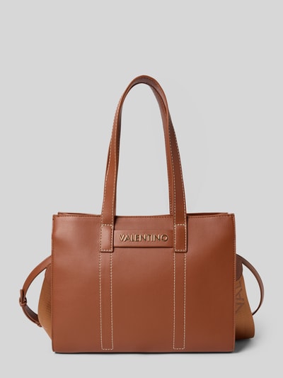 Produktfoto, Handtasche in Leder-Optik Modell 'Aury' von VALENTINO BAGS, braun mit Logo-Detail und Reißverschlussfach, Maße 35x27x13 cm, Schulterriemen 136 cm