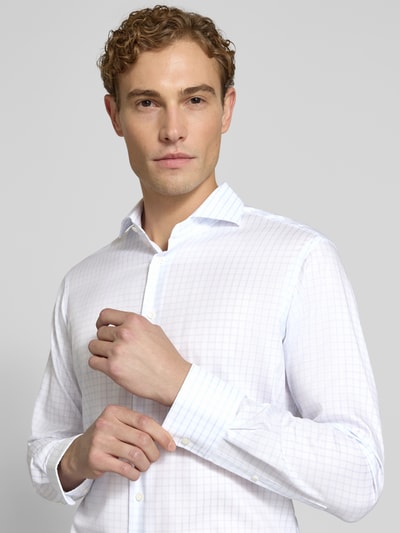 Männermodel trägt Slim Fit Business-Hemd aus reiner Baumwolle von Christian Berg Men, feines Karomuster, hell, Nahaufnahme Oberkörper.