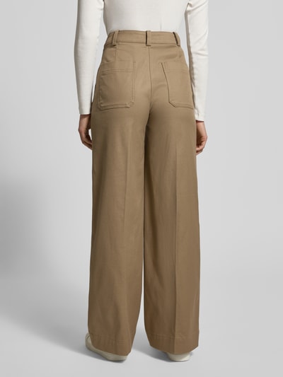 Frauenmodel trägt Wide Leg Hose aus Baumwoll-Lyocell-Mix von Marc O'Polo in Unifarben, Mid Waist, mit Gesäßtaschen, Ganzkörperansicht Rückansicht.