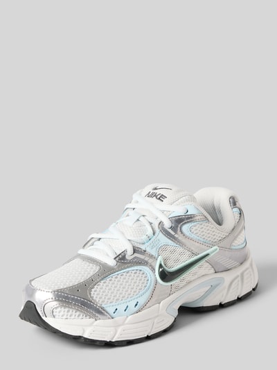Produktfoto, Sneaker mit Logo-Patch von Nike, weiß mit silbernen und hellblauen Details, Netzstruktur, Damen Sneaker von Nike