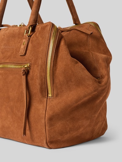 Produktfoto, Satchel Bag mit Label-Prägung Modell 'KAYLA' von LIEBESKIND BERLIN aus braunem Wildleder, goldfarbene Reißverschlüsse, strukturierte Oberfläche, geräumiges Hauptfach, lange Tragegriffe, Reißverschlusstasche außen, seitliche Ansichten, für Damen