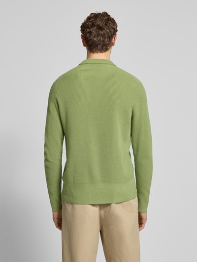 Męski model nosi Regular Fit Strickjacke mit Kaschmir-Anteil od FTC-Cashmere w zielonym kolorze, bawełna z kaszmirem, krój regular fit, długość tyłu 71 cm, długość rękawa 68 cm, widok całego ciała od tyłu.