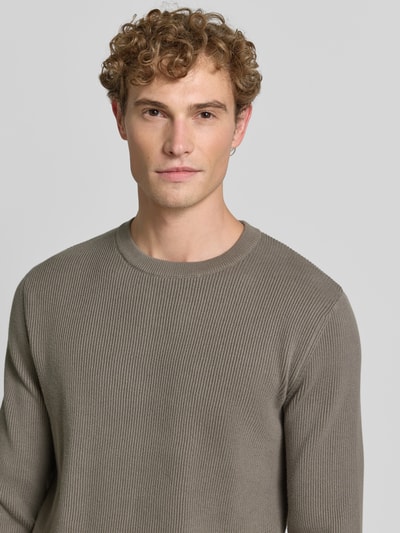 Männermodel trägt Slim Fit Strickpullover Baumwoll-Mix von Lindbergh, gerippte Optik, Rundhalsausschnitt, Nahaufnahme Oberkörper.