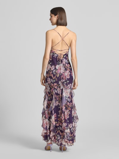 Frauenmodel trägt Slim Fit Abendkleid mit Rüschenbesatz von ADLYSH, floraler Allover-Print, Schnürverschluss, Spaghettiträger, Rückenlänge bei Größe S 132 cm, Brustweite bei Größe S 28 cm, Ganzkörperansicht Rückansicht.