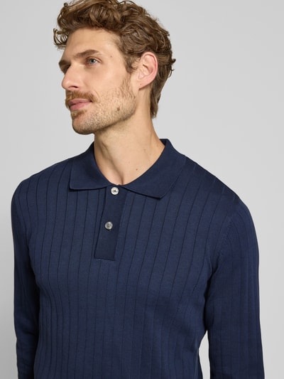 Männermodel trägt dunkelblaues Regular Fit Poloshirt aus reiner Baumwolle Modell 'TORINO' von Selected, Herren Poloshirt, Nahaufnahme Oberkörper.