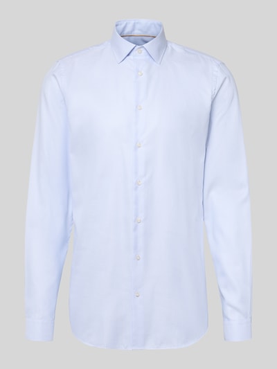 Produktfoto, hellblaues Slim Fit Businesshemd mit extra langem Arm von Jake*s, feine Struktur, klassische Knopfleiste, grauer Hintergrund.