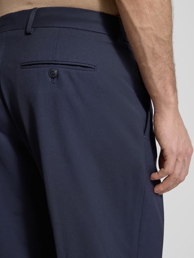 Männermodel trägt Loose Fit Anzughose mit Viskose-Anteil Modell 'LIAM' von SELECTED HOMME, unifarben, Material Stretch, Nahaufnahme Rückansicht.
