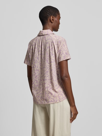 Frauenmodel trägt Relaxed Fit Poloshirt aus reiner Baumwolle von Marc O'Polo, Optik:Allover-Muster floral, Jersey, Kurzarm, Ganzkörperansicht Rückansicht.