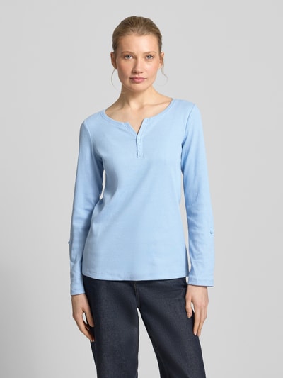 Vrouwenmodel draagt Regular Fit Langarmshirt aus Baumwoll-Mix van Tom Tailor, lichtblauw, gestreept allover-motief, Henley-hals, katoenmix, lange mouw met turn-up-optie, regular fit, voorkant volledige lichaamsopname.