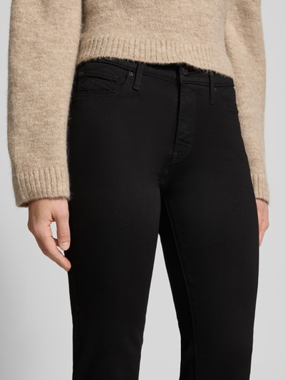 Kobiece modelka nosi Straight Fit Jeans aus BCI Baumwolle mit 5-Pocket-Design od LEVI'S®, czarne, mieszanka bawełny ze stretchem, fason podkreślający figurę Sculpt Hyperstretch, zrównoważony rozwój, 5 kieszeni, zapięcie na guzik i zamek błyskawiczny, zbliżenie na górną część sylwetki.