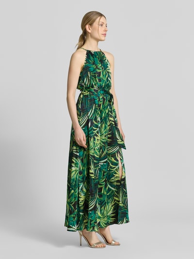 Frauenmodel trägt Maxikleid mit Bindegürtel von Apricot im Allover-Blattmuster, Grüntöne, A-Linie, Material-Mix mit Stretch, Ganzkörperansicht von vorne.