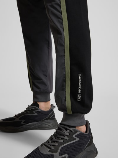 EA7 Emporio Armani Regular Fit Sweathose mit Kontraststreifen Modell 'Train' Mittelgrau 3