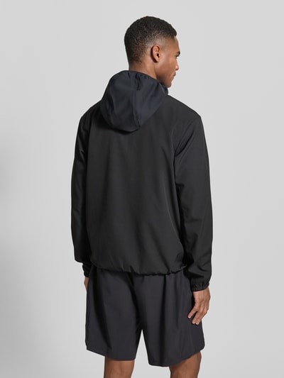 Männermodel trägt Regular Fit Softshell-Jacke mit Kapuze Modell 'LW_CRUISLITE' von BOSS Green, unifarben, Ganzkörperansicht Rückansicht.