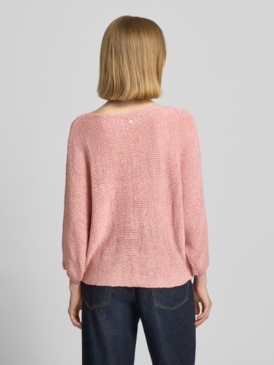 Frauenmodel trägt Strickpullover mit 3/4-Arm von Zero in Rosa, Relaxed-Fit, U-Boot-Ausschnitt, Strukturmuster, Rückenlänge 52 cm, Ganzkörperansicht Rückansicht.