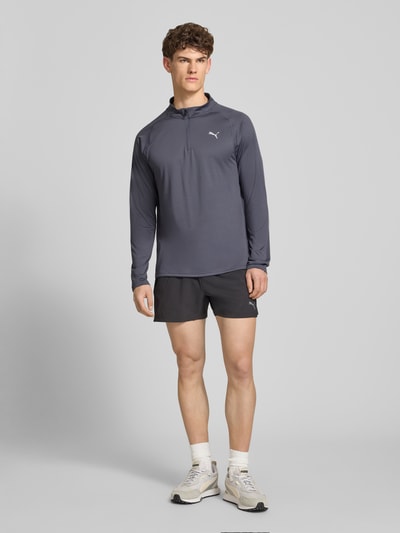 Männermodel trägt Langarmshirt mit Stehkragen und Reißverschluss von PUMA PERFORMANCE, Regular-Fit, Logo, Rückenlänge 71 cm, Ganzkörperansicht von vorne.