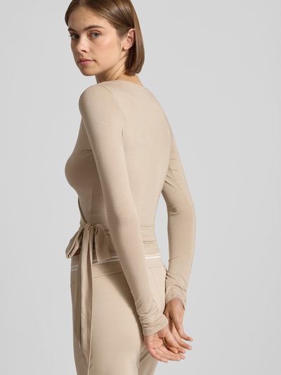 Vrouwenmodel draagt cardigan in wikkellook Model 'Luca' van OH APRIL, mix van modal en elastaan, slim fit, V-hals, ruglengte maat S 46 cm, Ganzkörperansicht Rückansicht