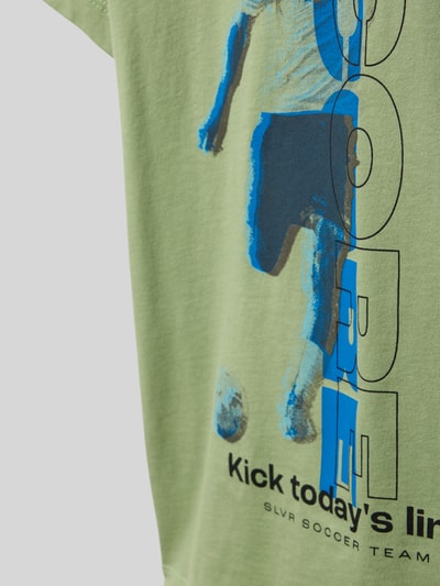 Jongen draagt Regular Fit T-shirt uit puur katoen van s.Oliver RED LABEL, look: effen, motiefprint, ronde hals, korte mouw, detailopname.