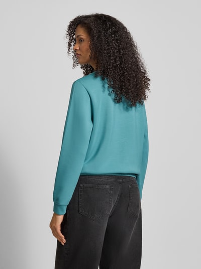 Frauenmodel trägt Regular Fit Sweatshirt mit Viskose-Anteil von Tom Tailor, Optik: Unifarben, Langarm, elastischer Ärmel- und Rumpfabschluss, Materialverarbeitung: Sweat, Ganzkörperansicht Rückansicht.