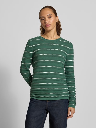 Frauenmodel trägt Regular Fit Longsleeve aus reiner Baumwolle von Christian Berg Woman in Grün mit weißen Streifen, Strick-Optik, Ganzkörperansicht von vorne. Rückenlänge 58 cm, Ärmellänge 65 cm, Rundhalsausschnitt.