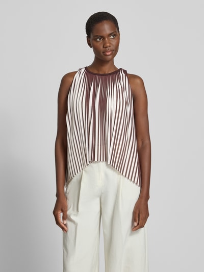 Vrouwenmodel draagt Loose Fit Blusentop in plissé-look model 'ETARBA' van BOSS, gestreept two tone zonder kraag, U-boothals, mouwloos, drukknopen, lichte textuur, vooraanzicht volledige lichaam.