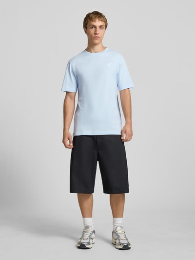 Männermodel trägt Regular Fit T-Shirt aus reiner Baumwolle von adidas Originals in Hellblau, unifarben, Label Stitching, Ganzkörperansicht von vorne.