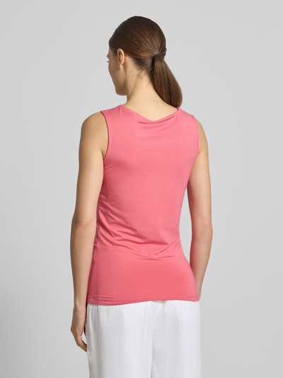 Frauenmodel trägt Top mit V-Ausschnitt Modell 'Marica' von Soyaconcept aus Lyocell-Elasthan-Mix in Rosa, Rückenlänge 60 cm, Ganzkörperansicht Rückansicht.