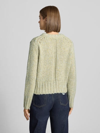 Frauenmodel trägt Relaxed Fit Strickpullover mit Baumwoll-Anteil von Topshop, hell meliert, grober Materialmix, gerippte Abschlüsse, Ganzkörperansicht Rückansicht.