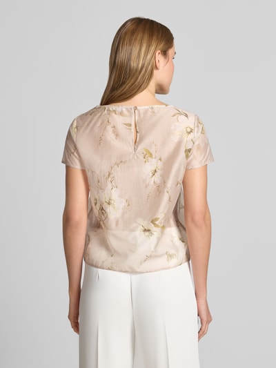 Frauenmodel trägt Blusenshirt mit Rundhalsausschnitt und abgerundetem Saum von Rinascimento im Lyocell-Mix, florales Muster, Loose Fit, Rückansicht Ganzkörperansicht.