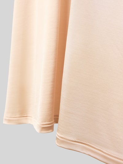 Productfoto, knielang onderkleed in glanzende satijn met picot-afwerking van Hanro, beige kleur, zachte textuur, viscose-elastaan mix