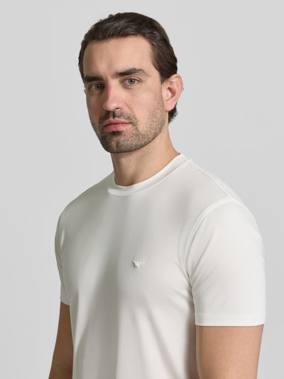 Männermodel trägt Regular Fit T-Shirt mit Rundhalsausschnitt von Emporio Armani aus elastischem Modal-Mix, Nahaufnahme Oberkörper.