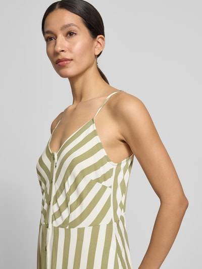 Frauenmodel trägt Maxikleid aus Reine Viskose mit Knopfleiste Modell 'SAVANNA' von YAS im Allover-Look, V-Ausschnitt, Spaghettiträger, Nahaufnahme Oberkörper.
