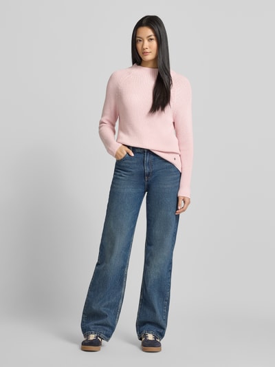 Frauenmodel trägt Strickpullover mit Stehkragen von monari aus Baumwoll-Mix, Regular-Fit, Label-Detail, Ganzkörperansicht von vorne.