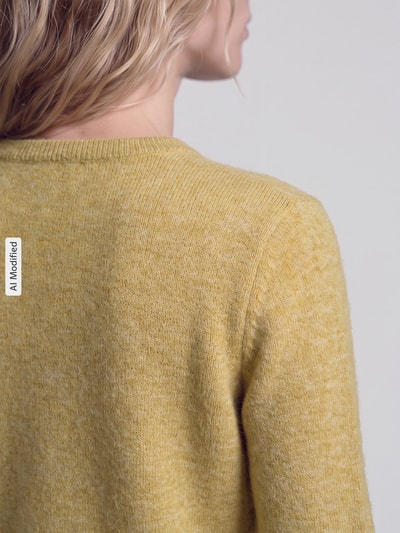 Vrouwenmodel draagt Regular fit pullover uit wolmix model 'LULU' van Selected in okergeel, Dames pullover, detailopname, KI-modificeerd beeld