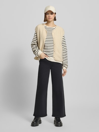 Frauenmodel trägt Oversized Sweatshirt aus Baumwoll-Mix Modell 'GRETA' von Pieces mit Two Tone Streifen, Rundhals, Label Stitching, Ganzkörperansicht von vorne.