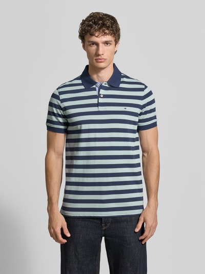 Männermodel trägt Modern Fit Poloshirt mit Logo-Stitching von Christian Berg Men, Reine Baumwolle, Polokragen, Knopfleiste, Ganzkörperansicht von vorne.