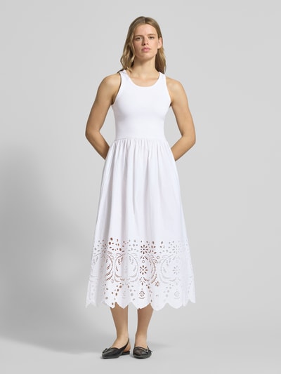 Frauenmodel trägt A-Linie Midikleid aus Baumwoll-Mix Modell 'NAOMI' von Pepe Jeans, Optik: Unifarben, Lochstickerei, Muschelsaum, Ganzkörperansicht von vorne.