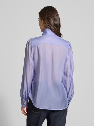 Vrouwenmodel draagt Regular Fit Schluppenbluse uit lyocell-mix model 'ELEGANT' van HUGO, uni, semi-transparant, ballonmouwen, manchet, afgeronde zoom, achteraanzicht volledige lichaamsopname