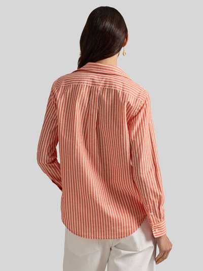 Frauenmodel trägt Regular Fit Hemdbluse aus Baumwoll-Leinen-Mix von Polo Ralph Lauren mit orange-weißen Streifenmuster, Ganzkörperansicht Rückansicht.