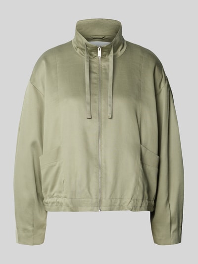 Produktfoto, Jacke aus Lyocell-Baumwoll-Mix Modell 'Jarusa' von OPUS in hellem Olivgrün, Relaxed Fit, Stehkragen, sichtbarer Reißverschluss, glatte Textur, zwei seitliche Taschen, Damenjacke
