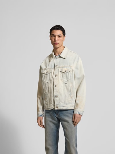 Männermodel trägt Jeansjacke mit Umlegekragen von MM6 Maison Margiela in heller Baumwolle, Regular-Fit, Brust- und Eingrifftaschen, Knopfleiste, Ganzkörperansicht von vorne.
